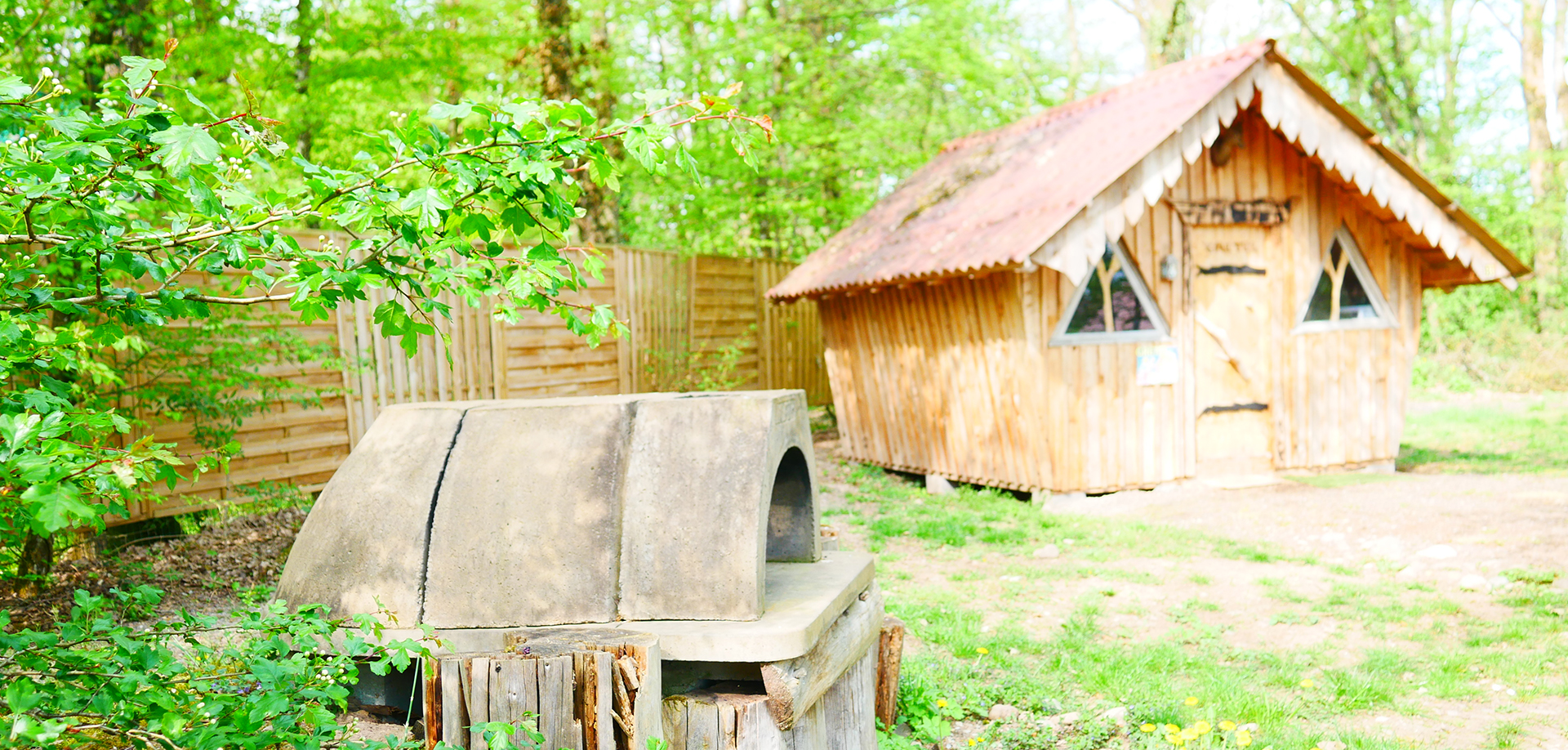 Außenansicht der originellen Hütte Gretel zur Ferienmiete auf dem Campingplatz Les Castors im Elsass